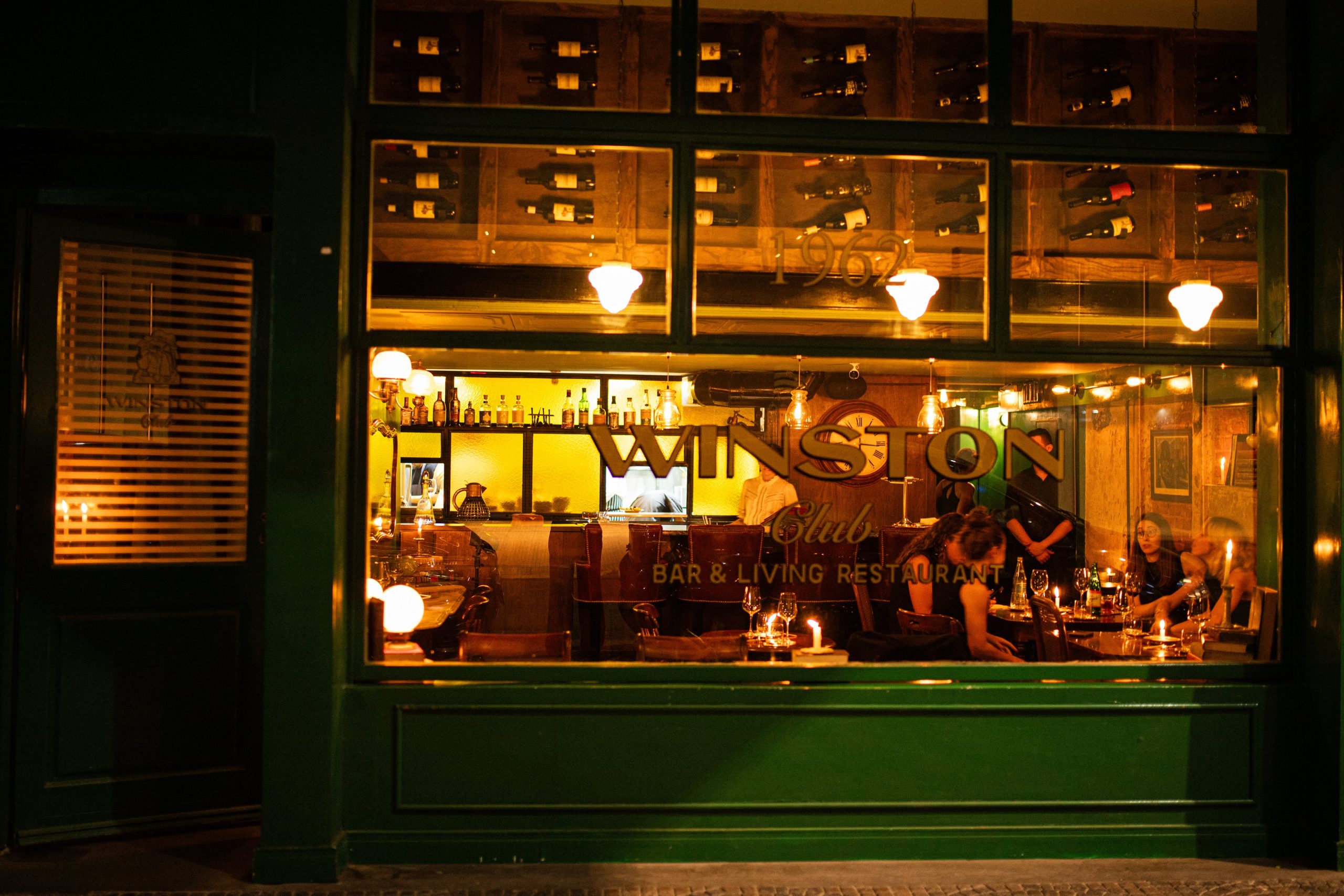 En la planta baja funciona un bar de tragos y bocados para compartir; en el primer piso, un living con menú degustación y una ambientación inspirada en los clubes ingleses.