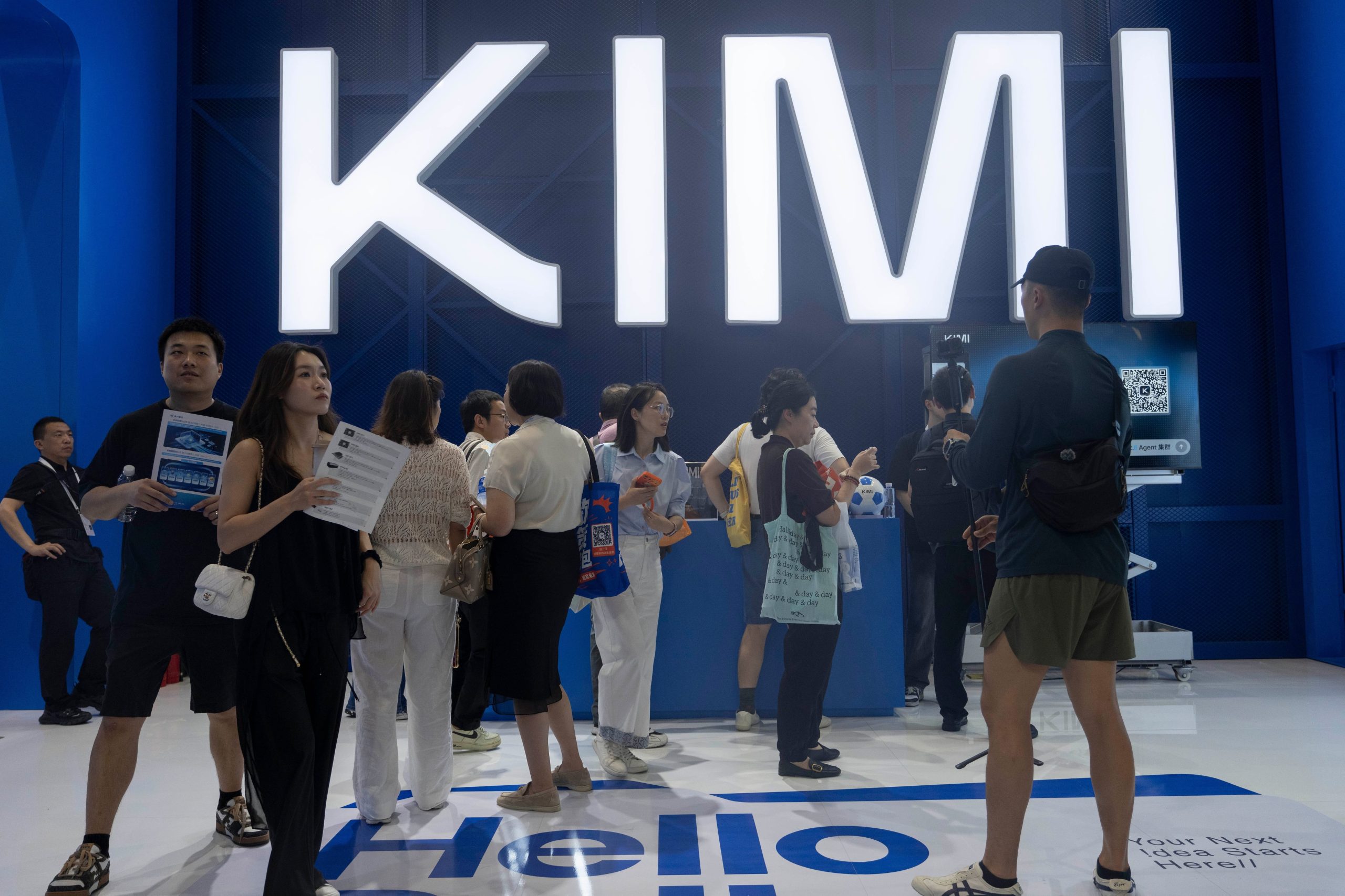 Visitantes en el puesto de Kimi K3, de Moonshot, durante la Conferencia Mundial de Inteligencia Artificial en Shanghái