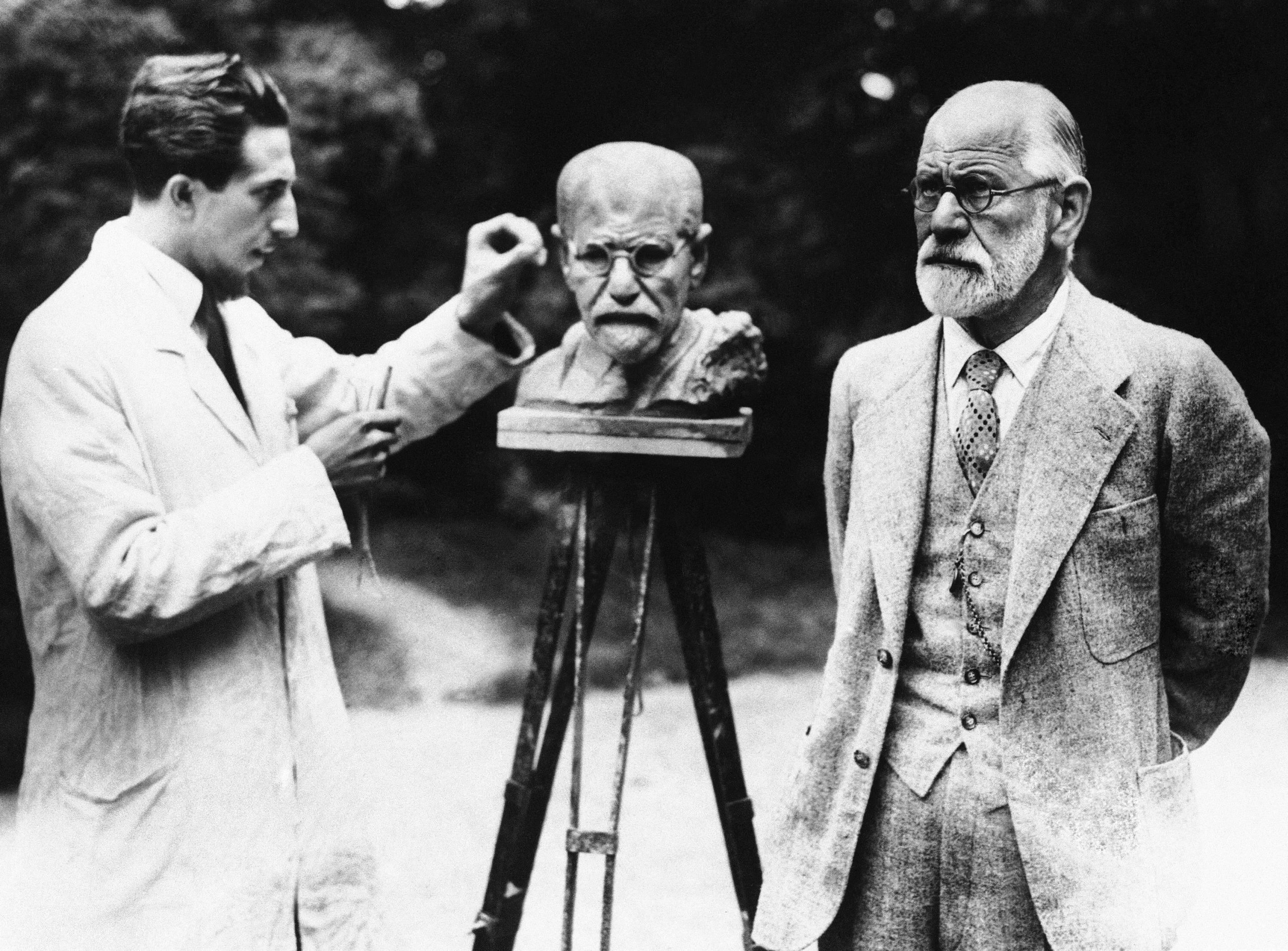 Sigmund Freud posando para el escultor Oscar Nemon en Viena en 1931. (Foto: AP)