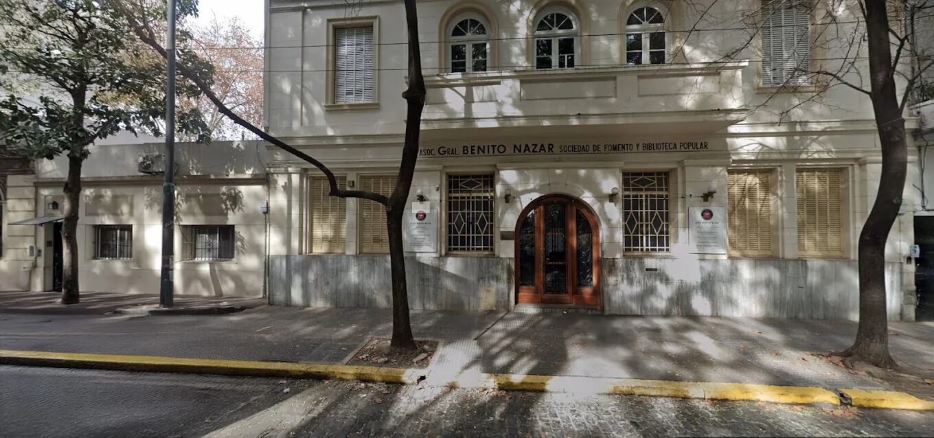 Dentro de esta sociedad de fomento y biblioteca popular se esconde uno de los bodegones más visitados de la ciudad