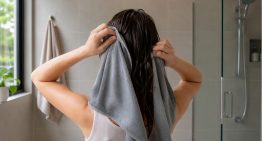 Los peluqueros coinciden: por qué nunca hay que frotarse el pelo con la toalla después de bañarse