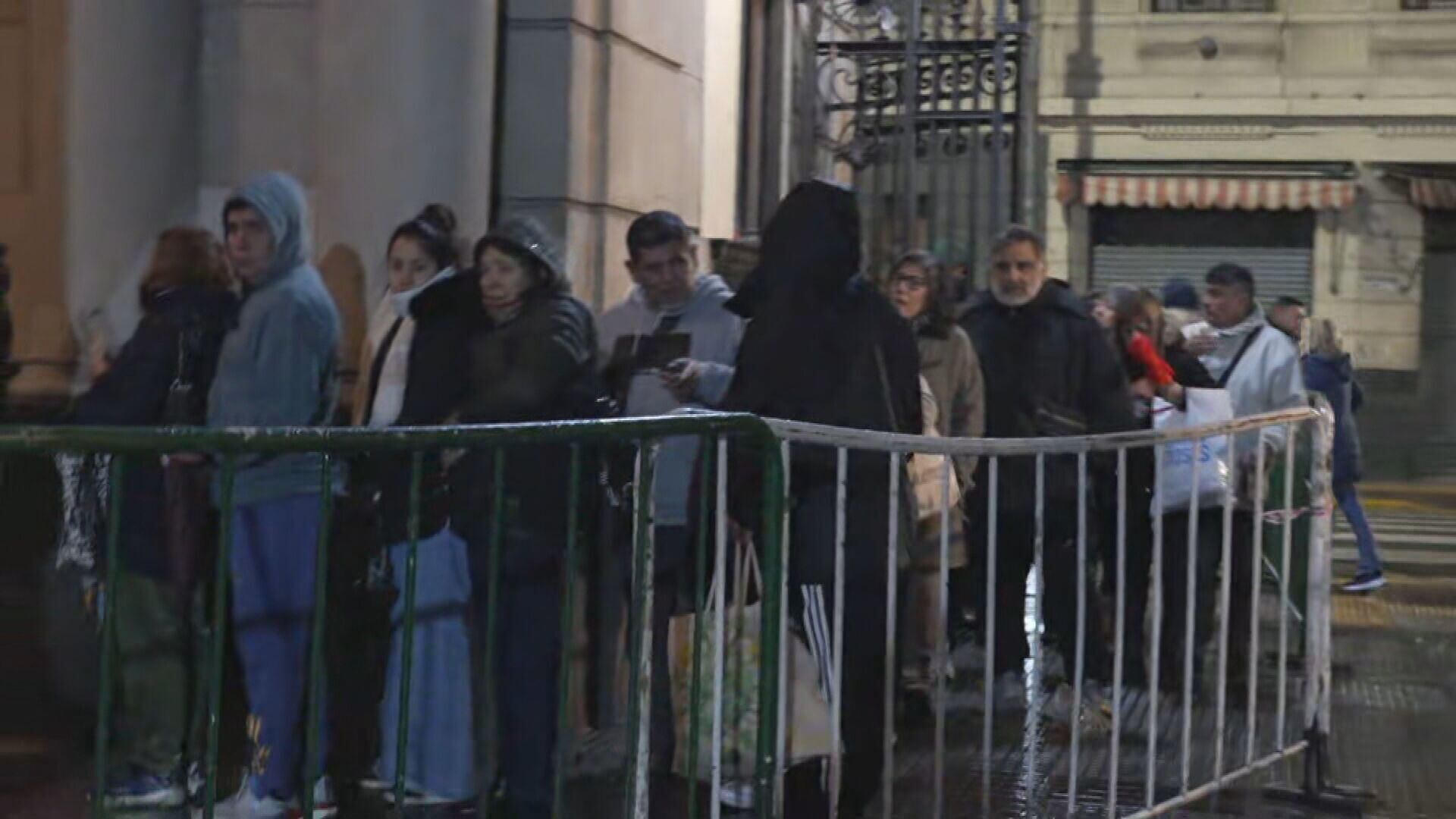 Filas para pedirle a San Expedito en su día. (Foto: TN)