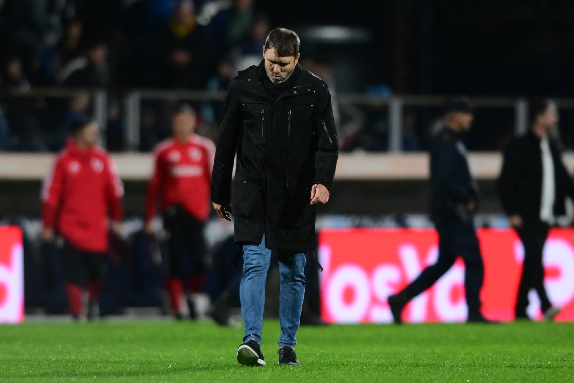 Coudet se retira de la cancha de Gimnasia con la mirada apuntando al piso