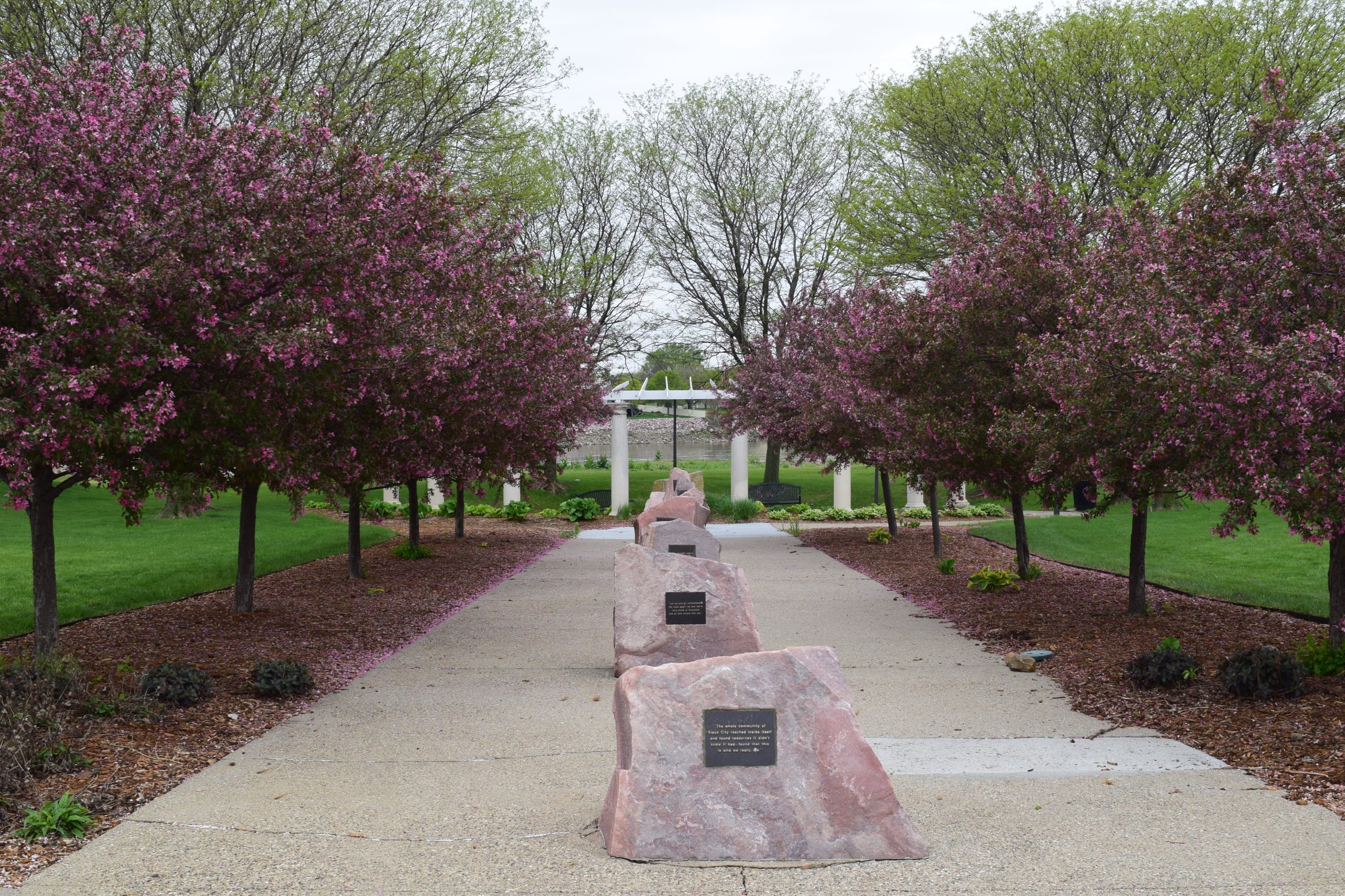 El monumento al vuelo 232 fue levantado a orillas del río Misuri, en Sioux City, como homenaje a la tripulación y a quienes participaron en las tareas de rescate después del accidente
