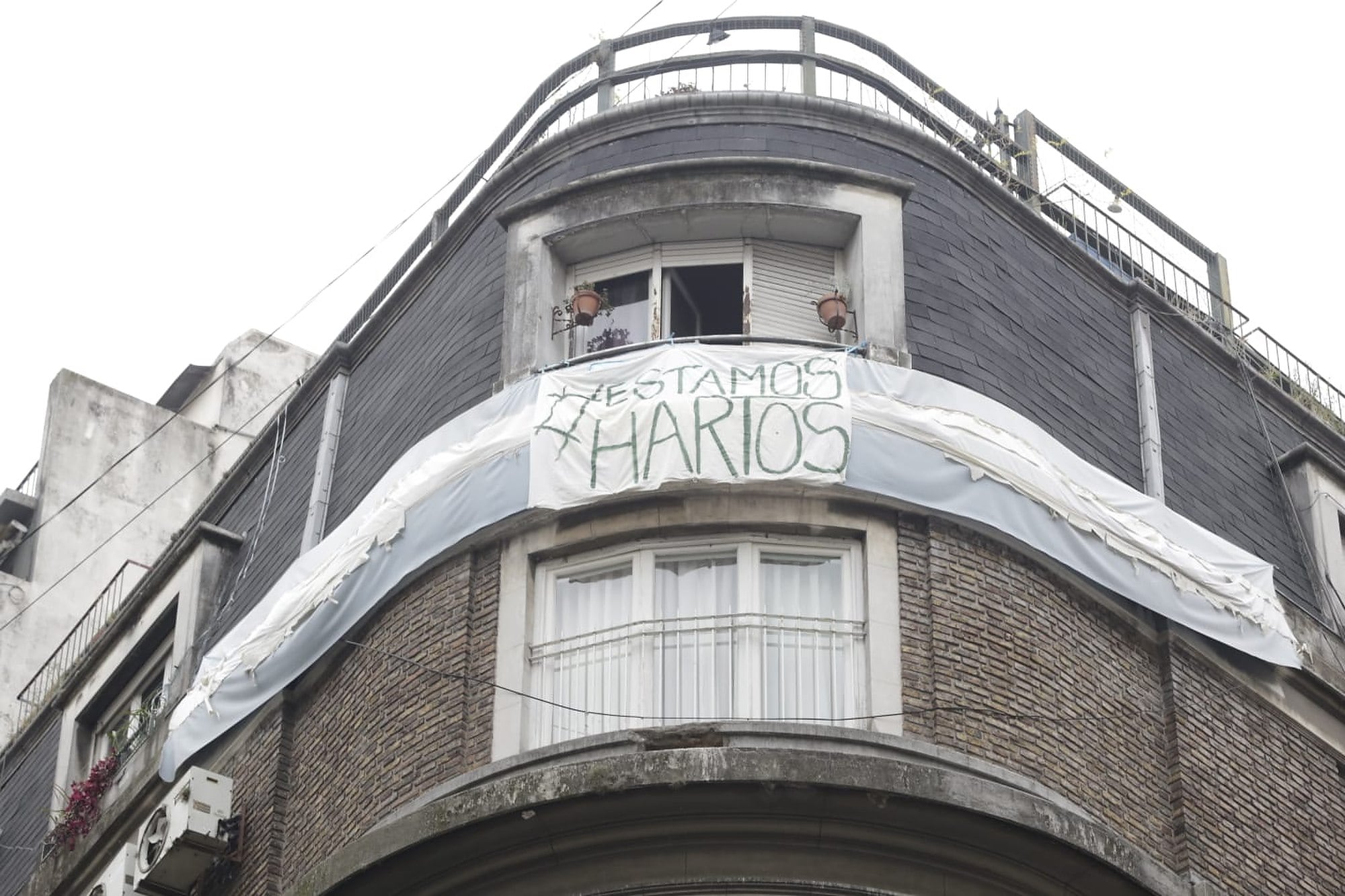 Este fue una de las banderas que colgó la vecina de Cristina Fernández de Kirchner, en el barrio de Recoleta