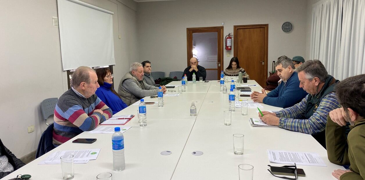 Directivos de la Sociedad Rural de 9 de Julio con concejales. (Foto: Clarín) 