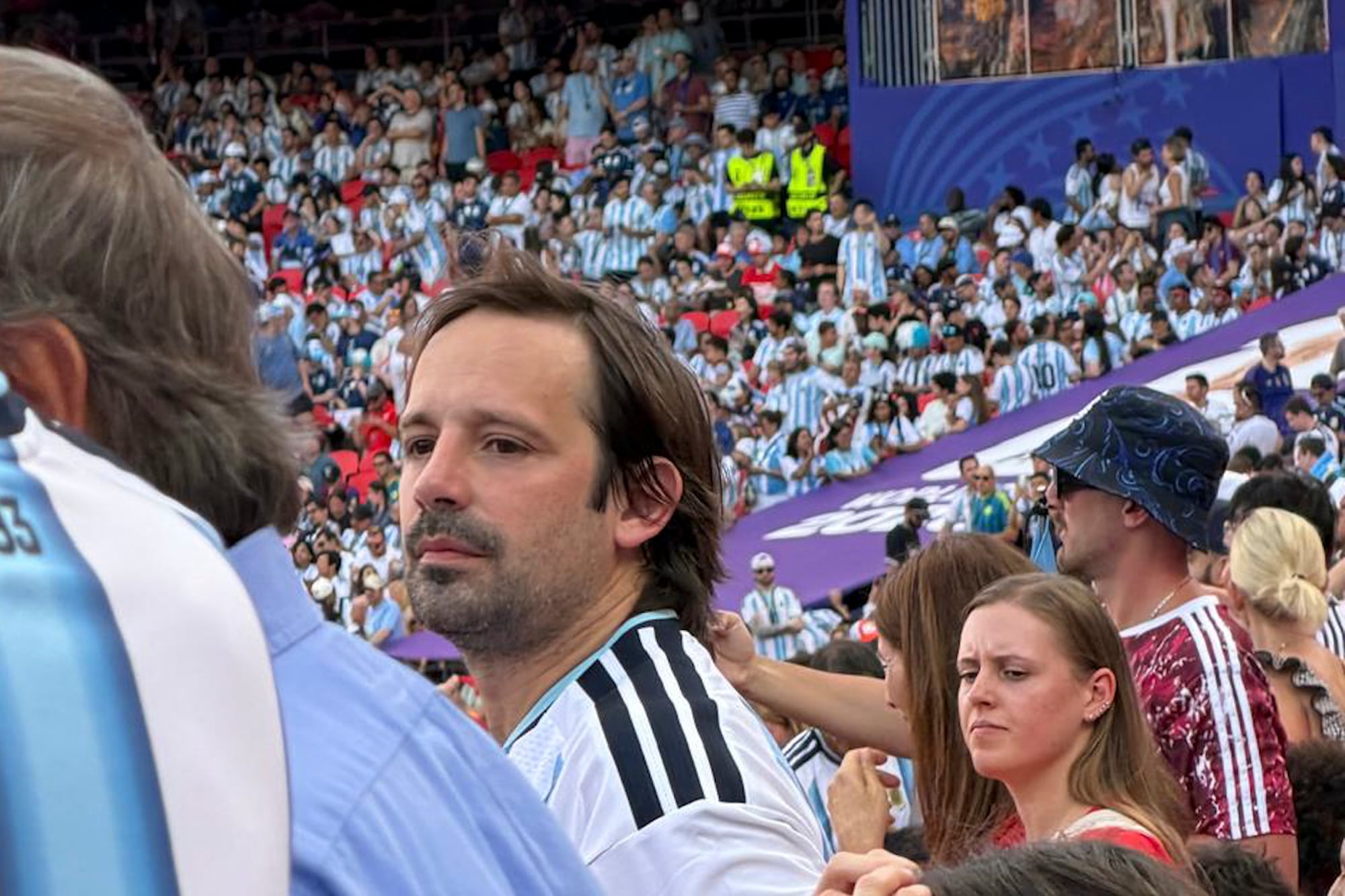 Santiago Viola viendo un partido de la Selección argentina