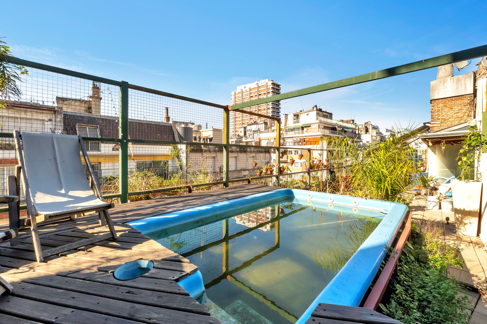 La unidad tiene una pileta en la terraza de 120 m2