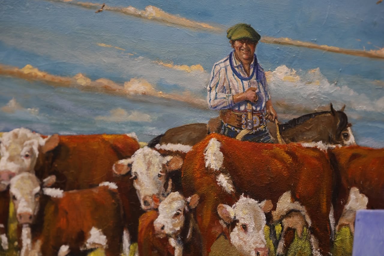 Un productor con un rodeo de la raza Hereford 