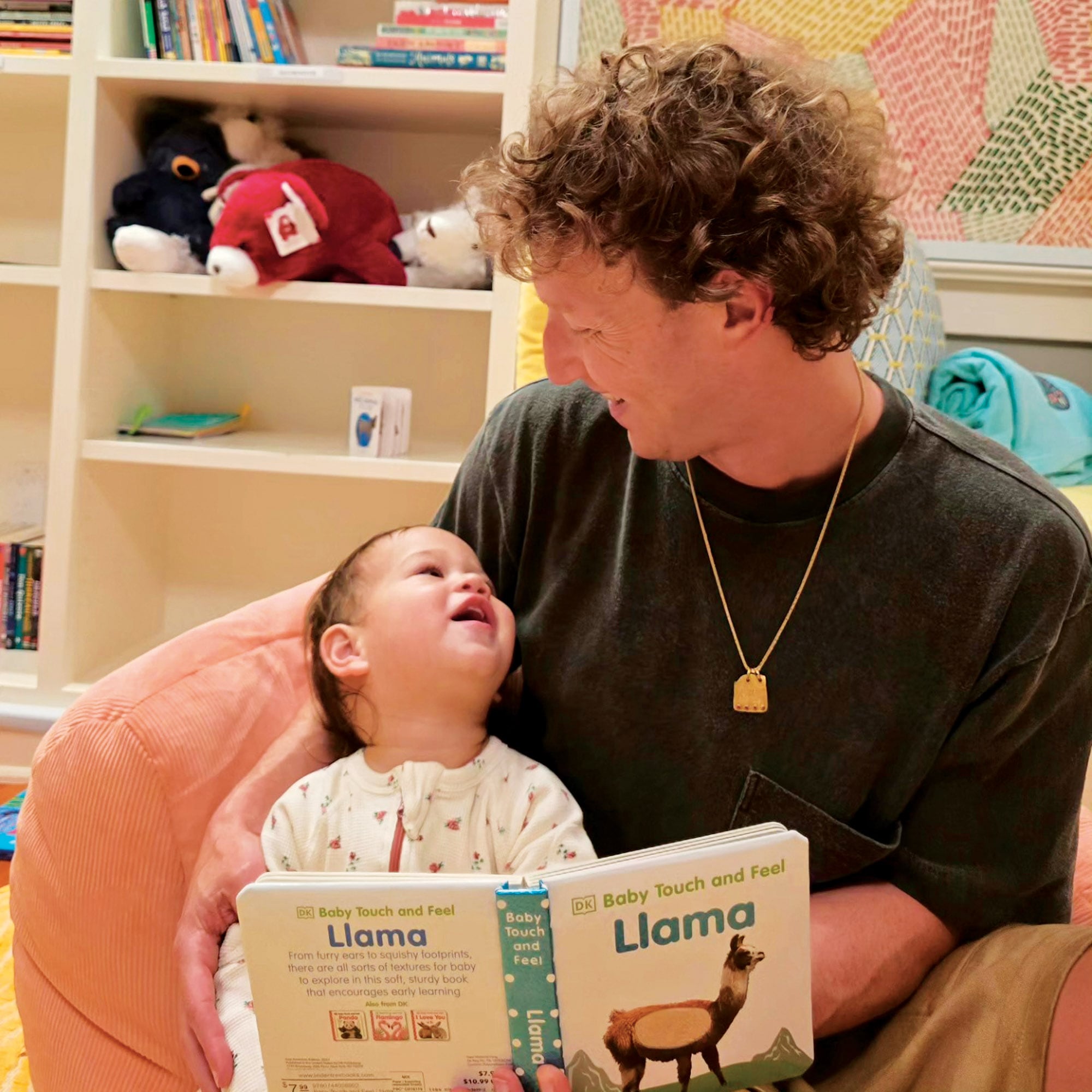 Mark Zuckerberg junto a su hija menor, Aurelia