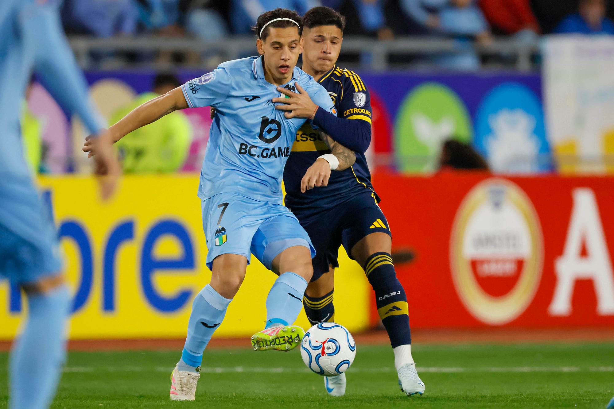 El jugador de O’Higgins Martin Sarrafiore, izquierda, disputa la pelota con Leandro Lozano de Boca 