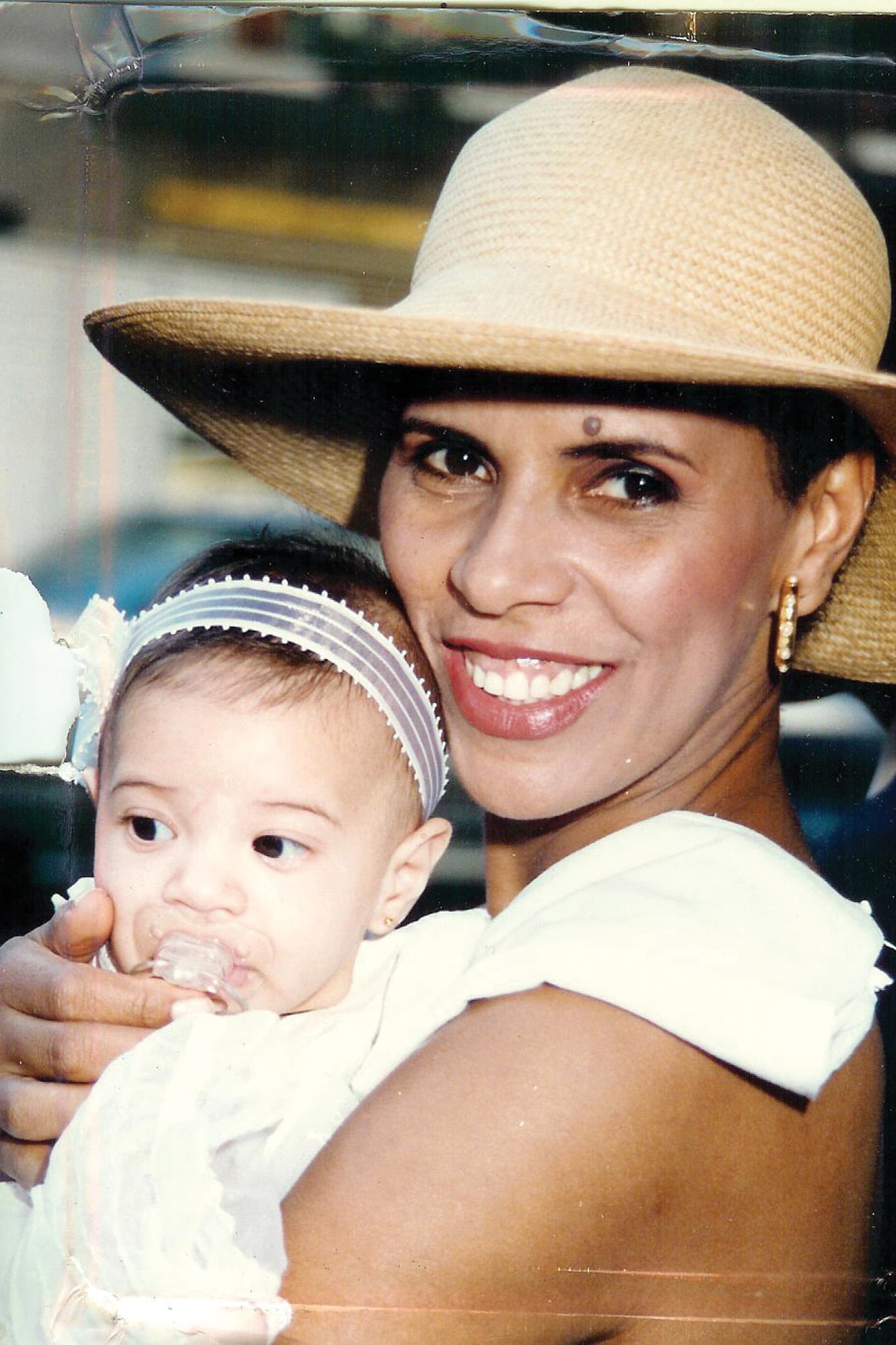 1994, en el bautismo de su hija, Taina Laurino, que actualmente es consultora en protocolo internacional, diplomacia cultural e imagen pública, está casada con el empresario Georgie Neuss y acaba de ser mamá