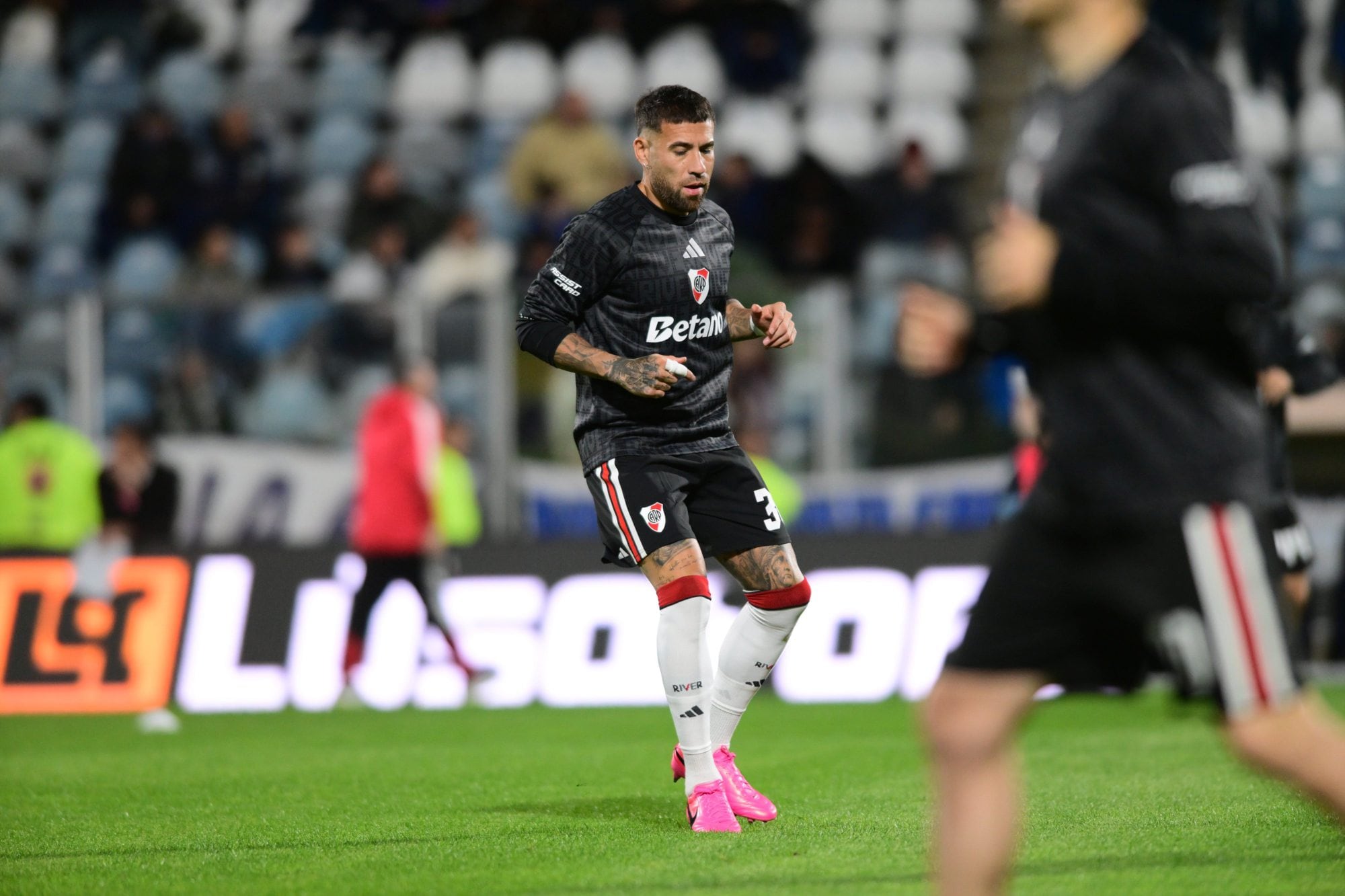 Nicolás Otamendi en la entrada en calor con River