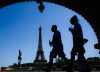 Cierran la Torre Eiffel y los principales museos de París ante la emergencia por las altas temperaturas