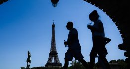 Cierran la Torre Eiffel y los principales museos de París ante la emergencia por las altas temperaturas