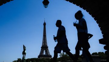 Cierran la Torre Eiffel y los principales museos de París ante la emergencia por las altas temperaturas