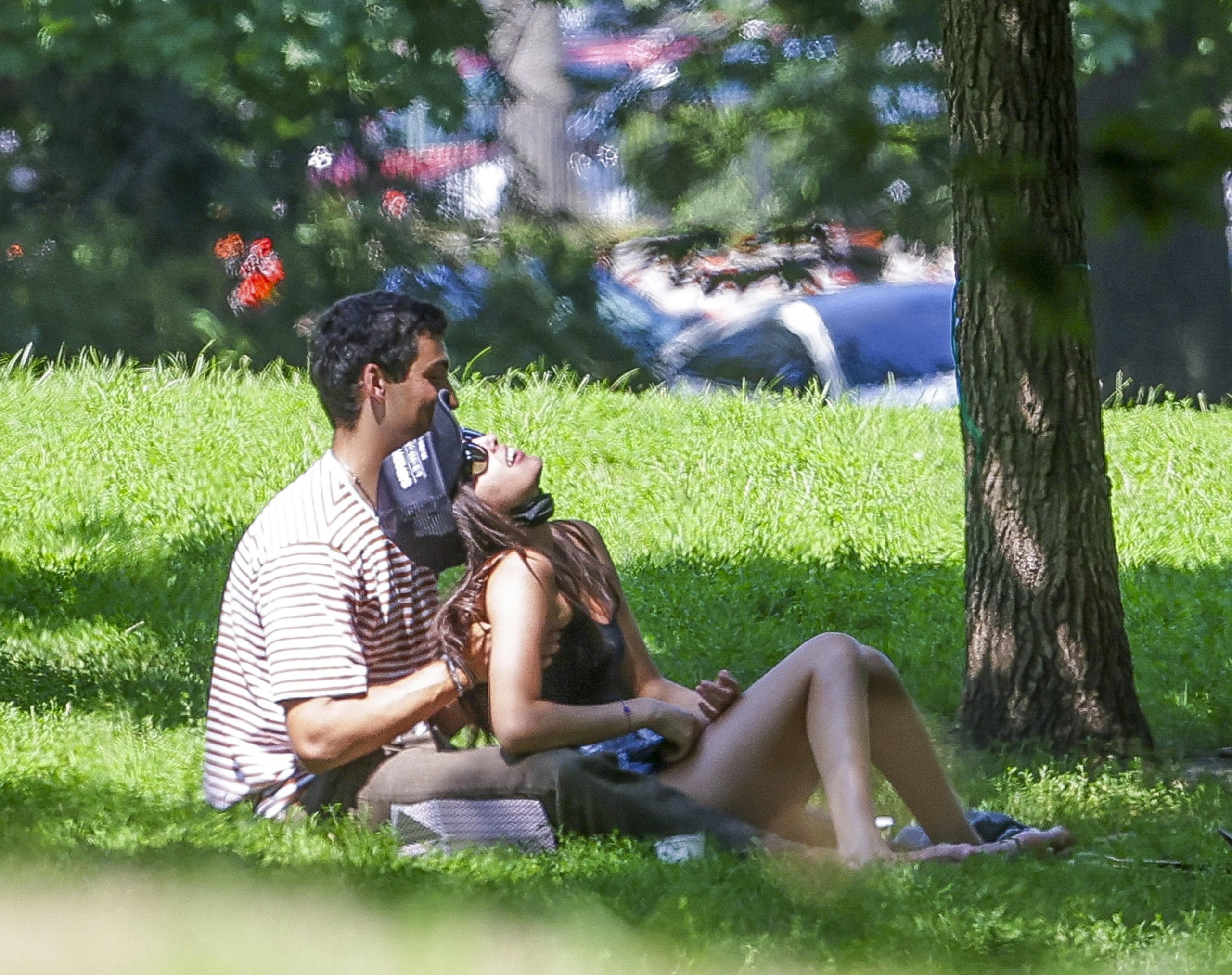 La salida de la artista junto a Croonenberghs volvió a alimentar los rumores de un posible romance, siete meses después de la separación de la cantante del actor Louis Partridge. Durante el paseo por el parque neoyorquino, ambos se mostraron cómplices y distentidos