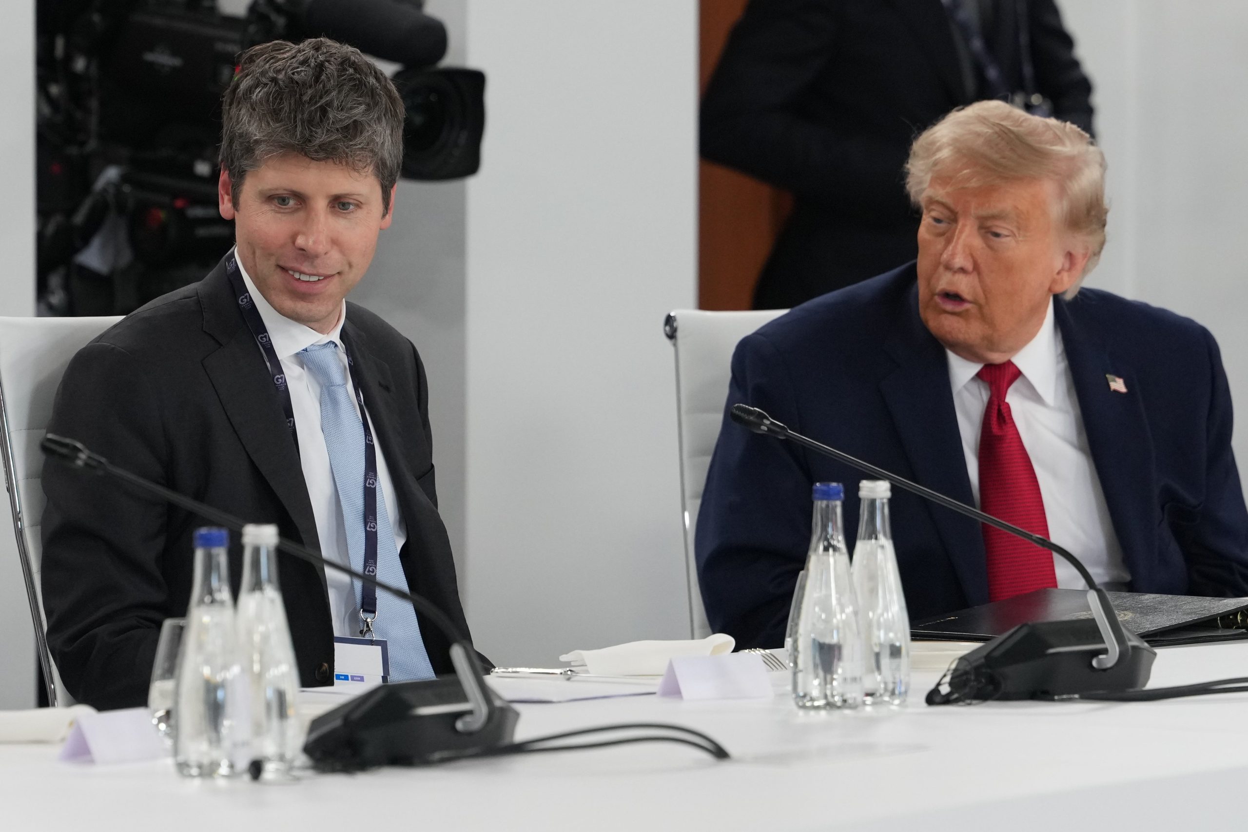 Trump conversa con el CEO de OpenAI, Sam Altman, durante una reunión con líderes en el marco de la cumbre del G7, en Évian-les-Bains, Francia