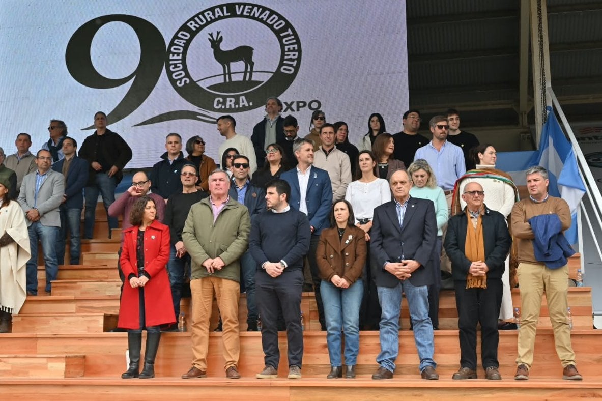 Autoridades nacionales, del sector agropecuario y dirigentes institucionales reunidos sobre el escenario principal de la 90ª Expo Venado. (Foto: X CRA).