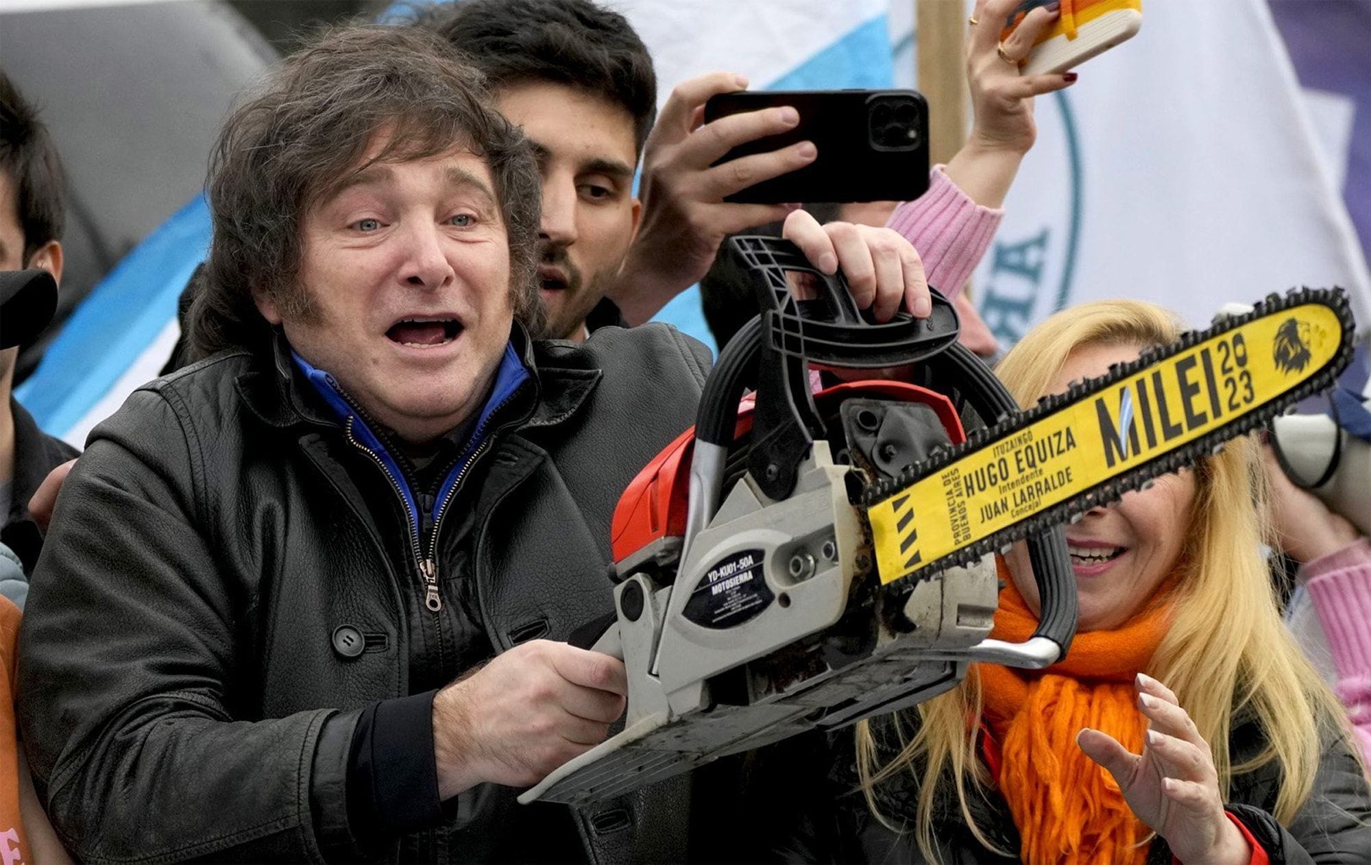 Javier Milei, en campaña con una motosierra.
