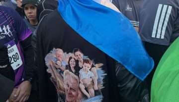 “Lo hicimos”: el video del corredor que completó la Media Maratón vestido de Batman en homenaje a una familia víctima de Hamas