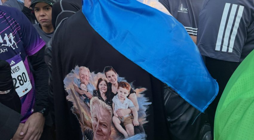 “Lo hicimos”: el video del corredor que completó la Media Maratón vestido de Batman en homenaje a una familia víctima de Hamas