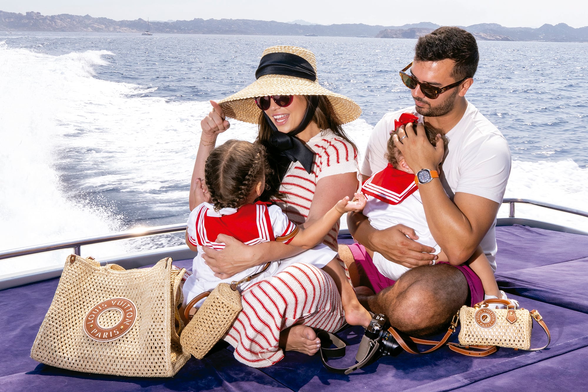 Postal familiar. Camila, con sombrero de ala ancha y canasto de Louis Vuitton, comparte una travesía en barco junto a su marido, Juan Carlos, y sus hijas, Aurora y Alma, que lucen looks marineros idénticos y mini carteras LV, iguales a las de su mamá