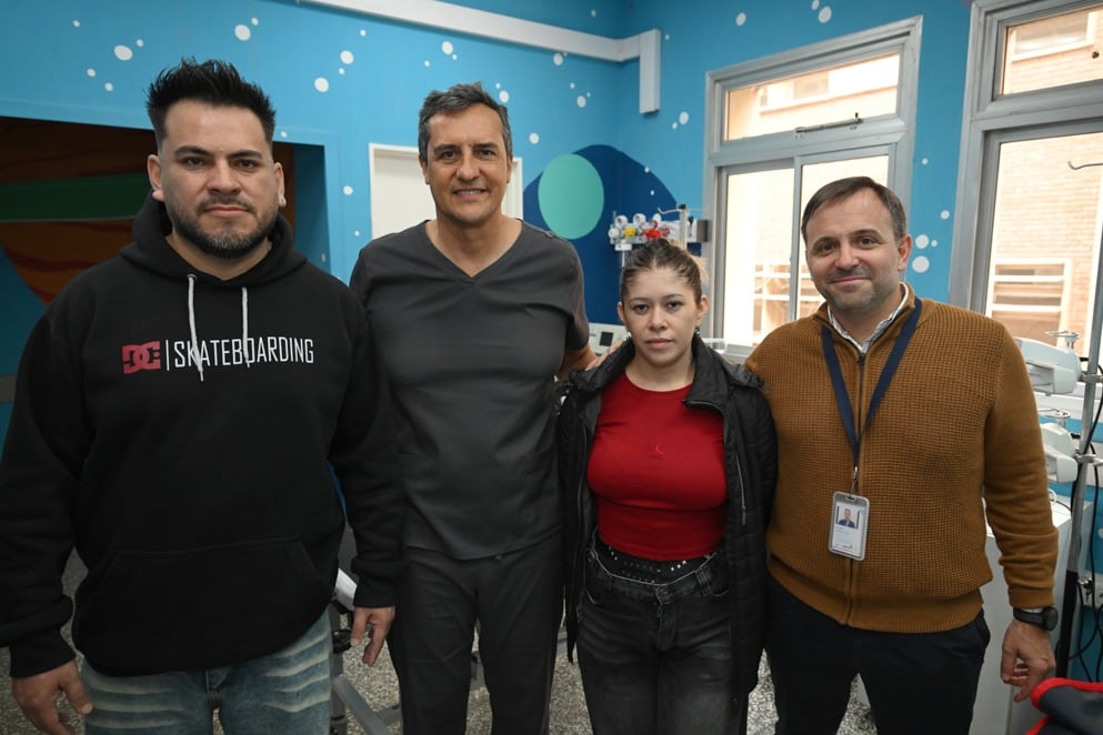 Los padres del bebé junto a integrantes del equipo médico que realizó el procedimiento, considerado inédito en América Latina para un paciente de tan bajo peso y edad