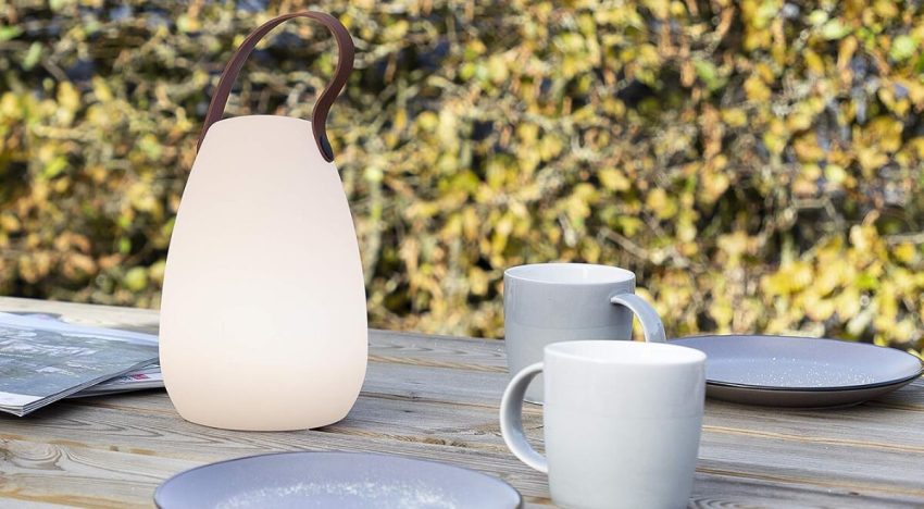 Sin cables ni instalaciones: esta lámpara ilumina terrazas y jardines con hasta 8 colores distintos
