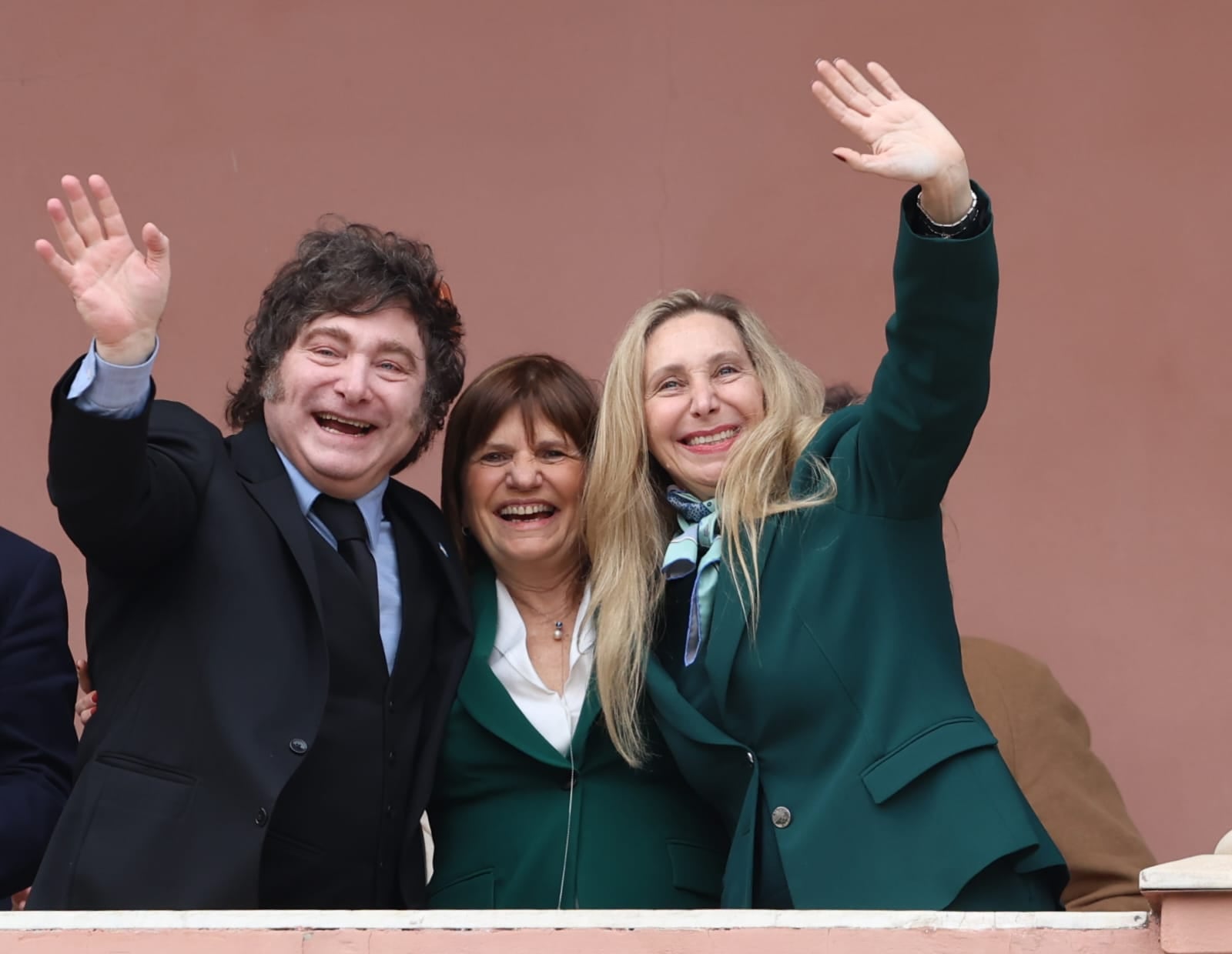 Javier Milei, Patricia Bullrich y Karina Milei, en el balcón de la Casa Rosada