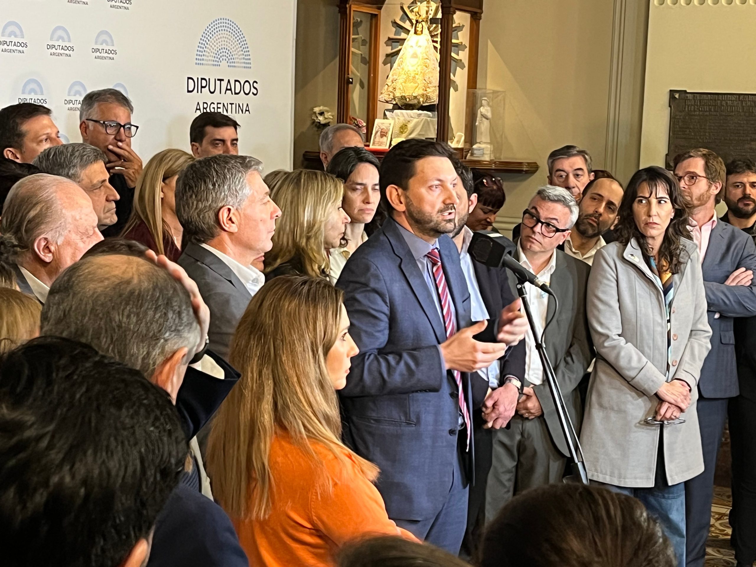 Pablo Juliano de Provincias Unidas en la Conferencia de la oposición pidiendo sesión el próximo 9 de septiembre por el endeudamiento familiar. Foto: TN