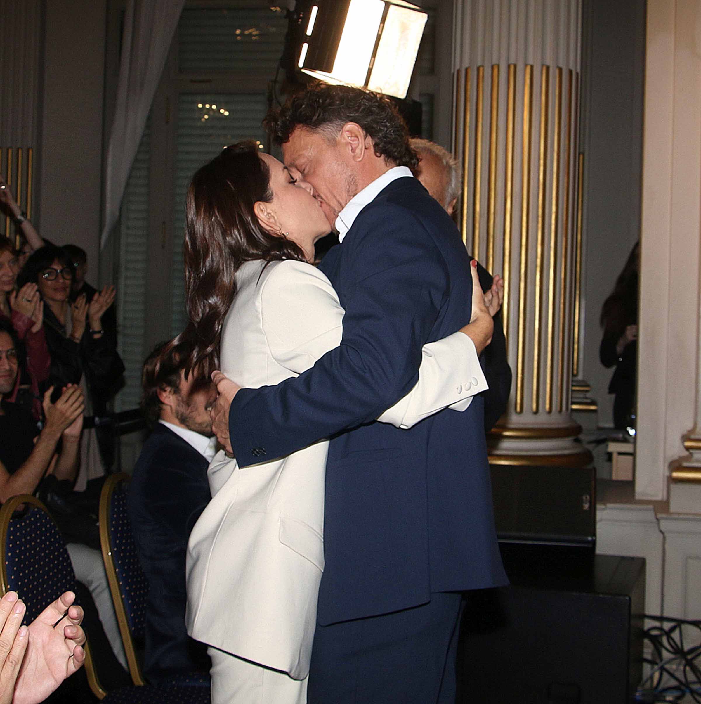 El beso entre Nico Vázquez y Dai Fernández durante el reconocimiento. (Foto: Movilpress)