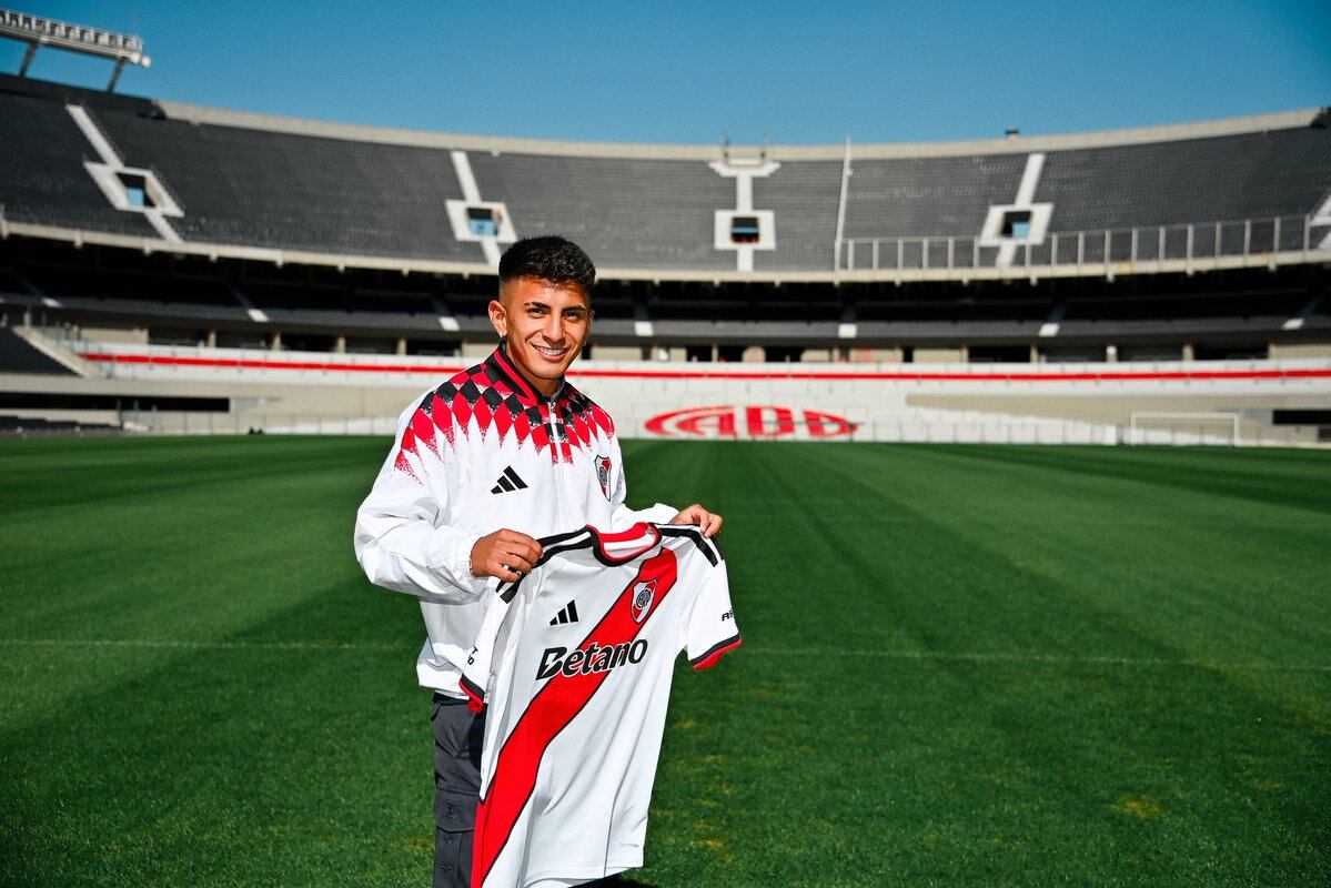 Thiago Almada fue presentado como refuerzo de River. (Foto: X/@RiverPlate)