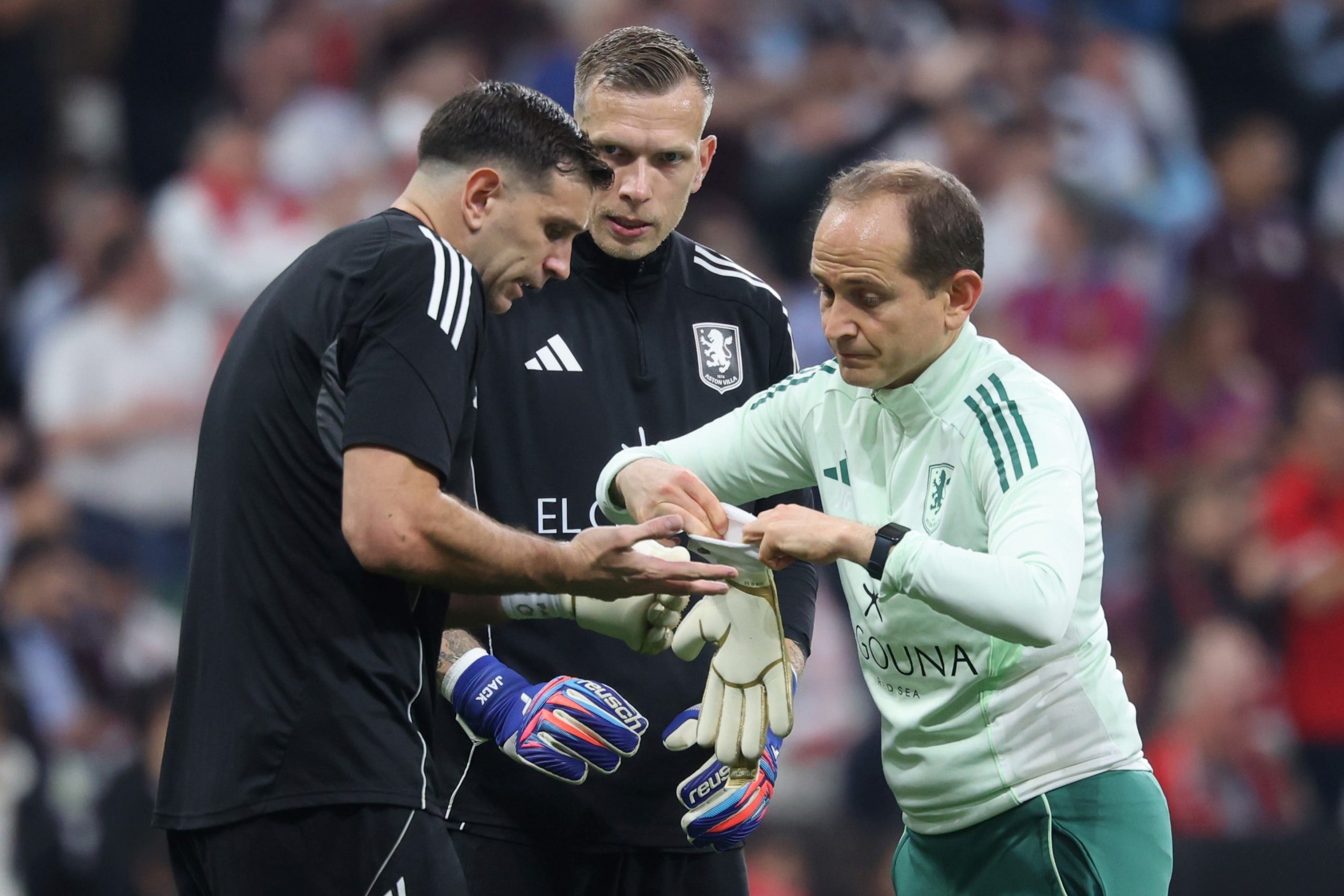 El Dibu Martínez se fracturó un dedo antes de la final de la Europa League, pero atajó igual. (Foto: EFE)