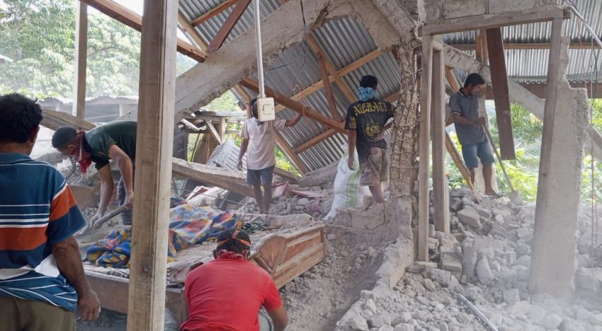 Un terremoto de magnitud 7,7 sacudió a Indonesia, provocó réplicas de hasta 6,9 y dejó al menos 47 muertos: los impactantes videos