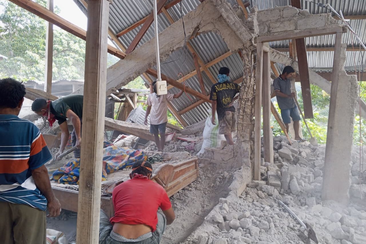 Varias personas retiran escombros de una casa destruida por un terremoto, el sábado 15 de agosto de 2026, en Manggarai Oriental, en la provincia de Nusa Tenggara Oriental, Indonesia. (Foto: AP/Kurniawan)