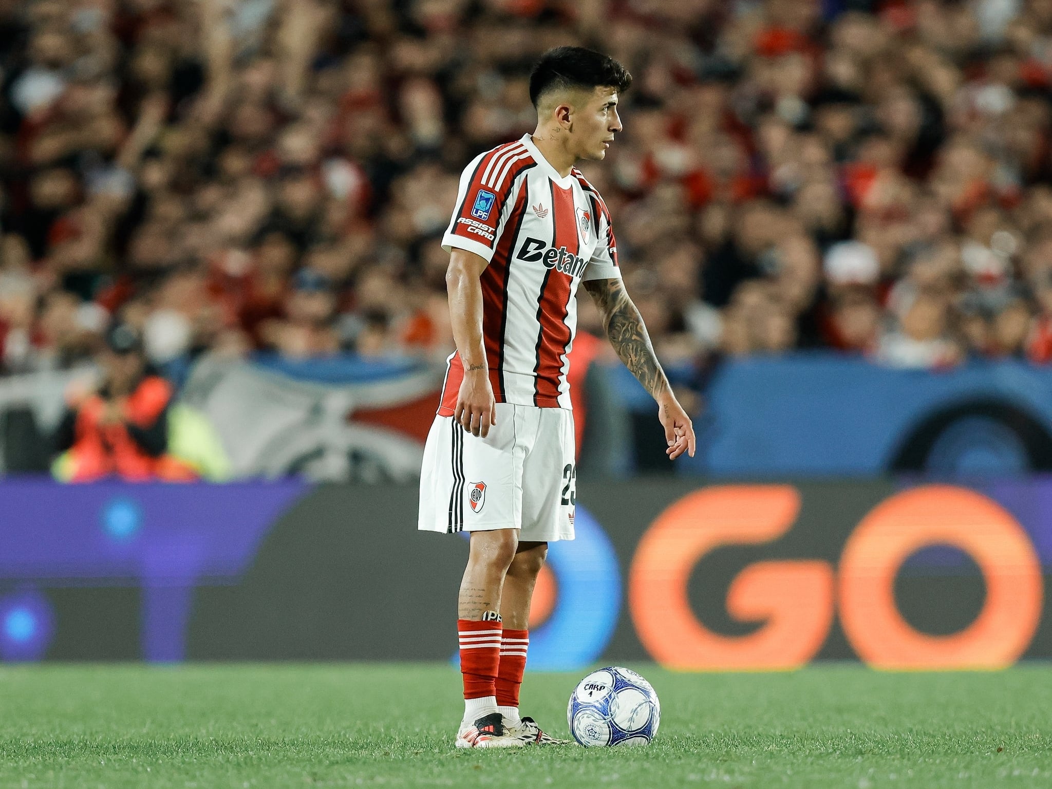 Tjiago Almada, que fue suplente el miércoles por la copa, vuelve a la titularidad