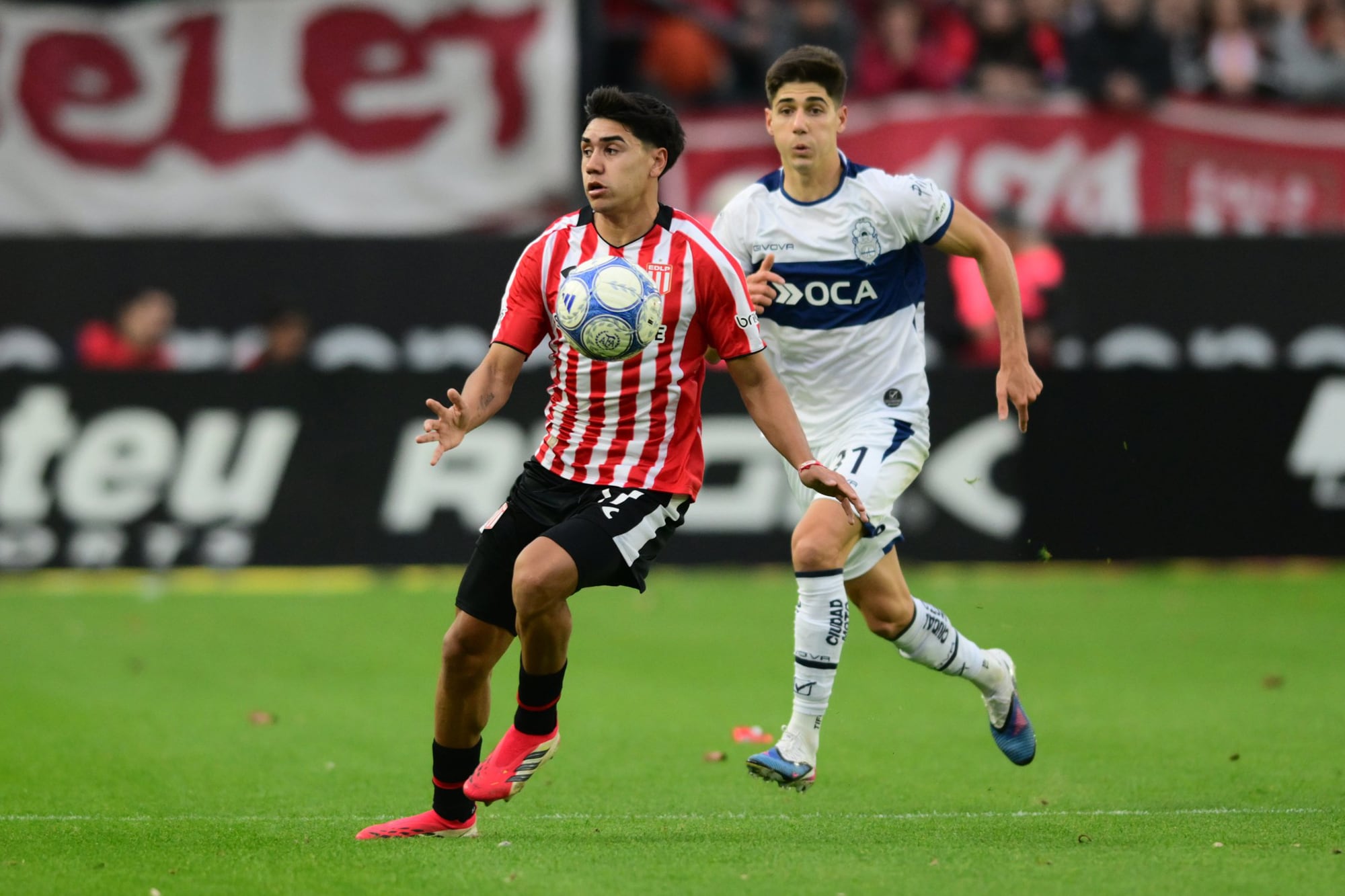 Tobio Burgos lleva la pelota; lo persigue Bautista Barros Schelotto