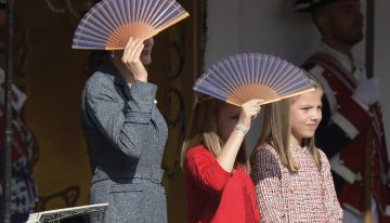 Del más original al más español. Cuál es el accesorio que no puede faltarle a la reina Letizia en los meses de calor