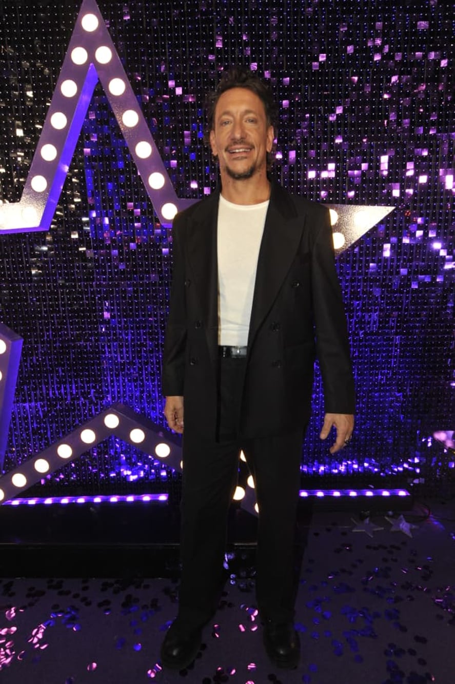 Nico Vázquez se sumó a la tendencia del traje con remera, logrando un estilo elegante pero descontracturado 