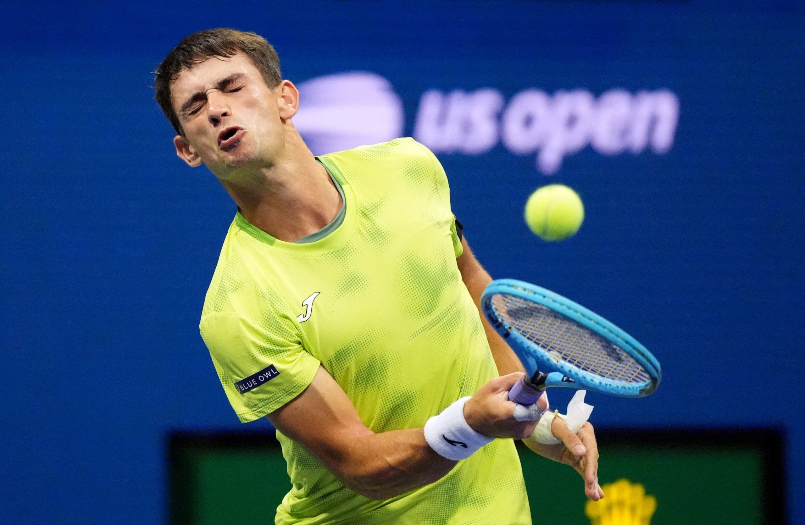 Mariano Navone, en acción durante el primer juego ante Novak Djokovic. (REUTERS/Robert Deutsch).