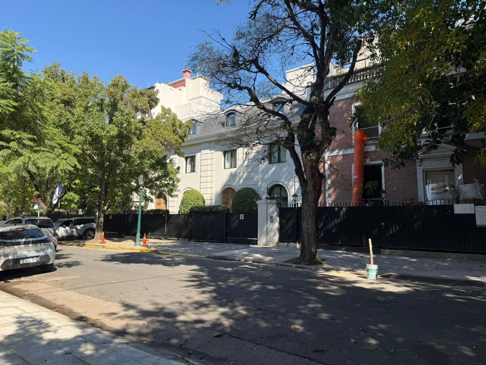 La casa tiene 1600 m2 y seis dormitorios