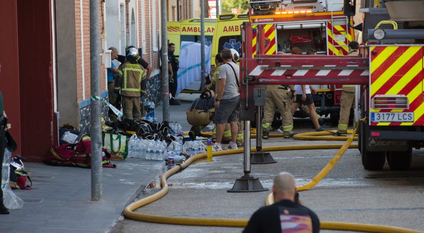 Muere un bombero y un trabajador en un incendio en un taller mecánico de Calatorao (Zaragoza)