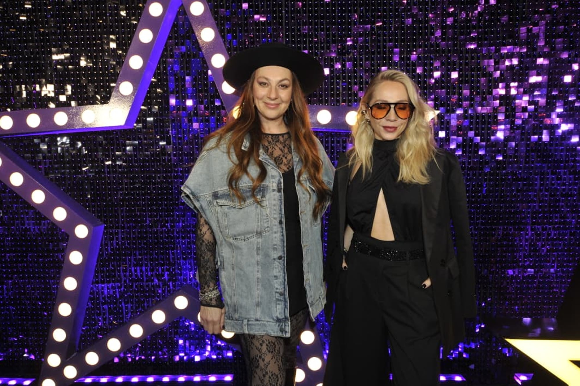¡Toda la onda! Analía González y Vir Modica son  parte del equipo de coaches. Mientras que la coreógrafa de baile descontracturó un vestido con escote y mangas de encaje con un chaleco denim oversize, la directora vocal apostó por un elegantísimo traje sastrero de corte midi que llevó con un top cruzado súper sexy   