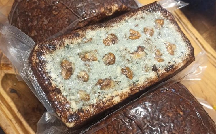 “Me deprimía o hacía algo creativo”: se quedó sin trabajo, se reinventó y ahora vende quesos con sorprendentes sabores