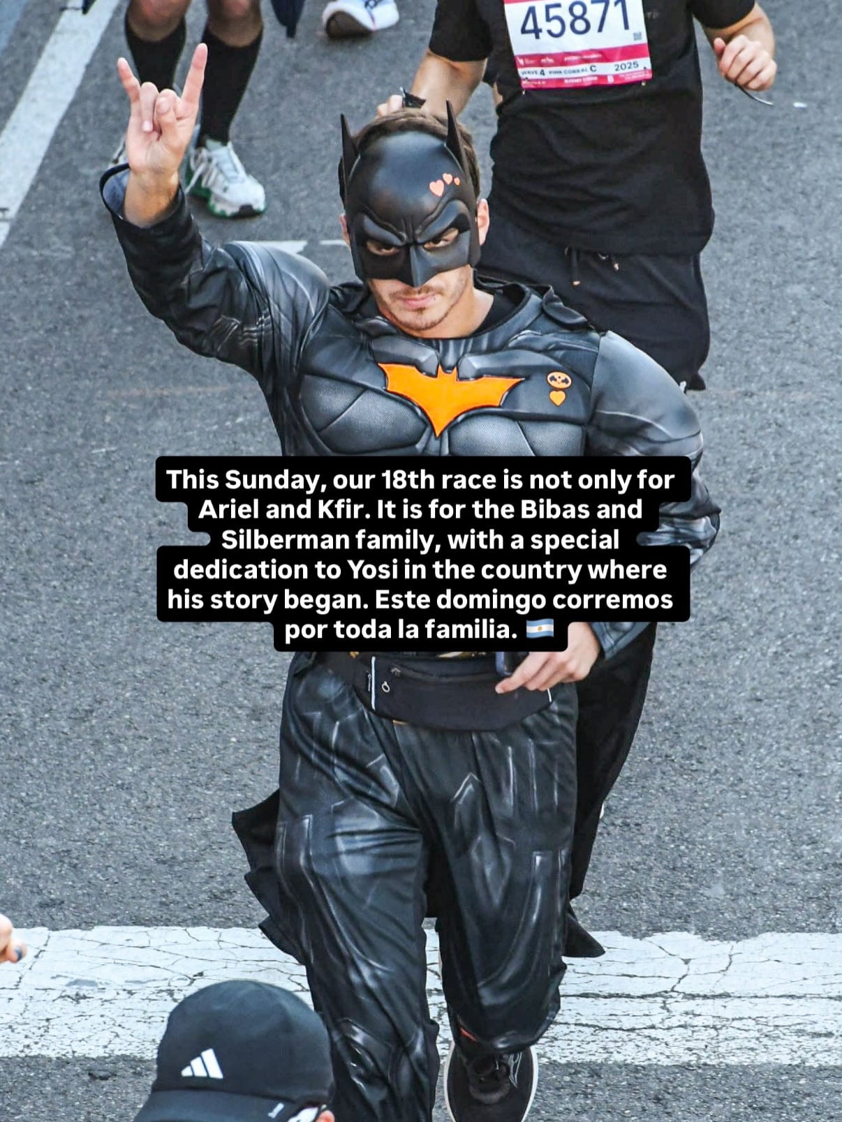 Yoel Levy usa el traje de Batman en recuerdo de Ariel Bibas. (Foto: thejewishfitnesscoach/IG)