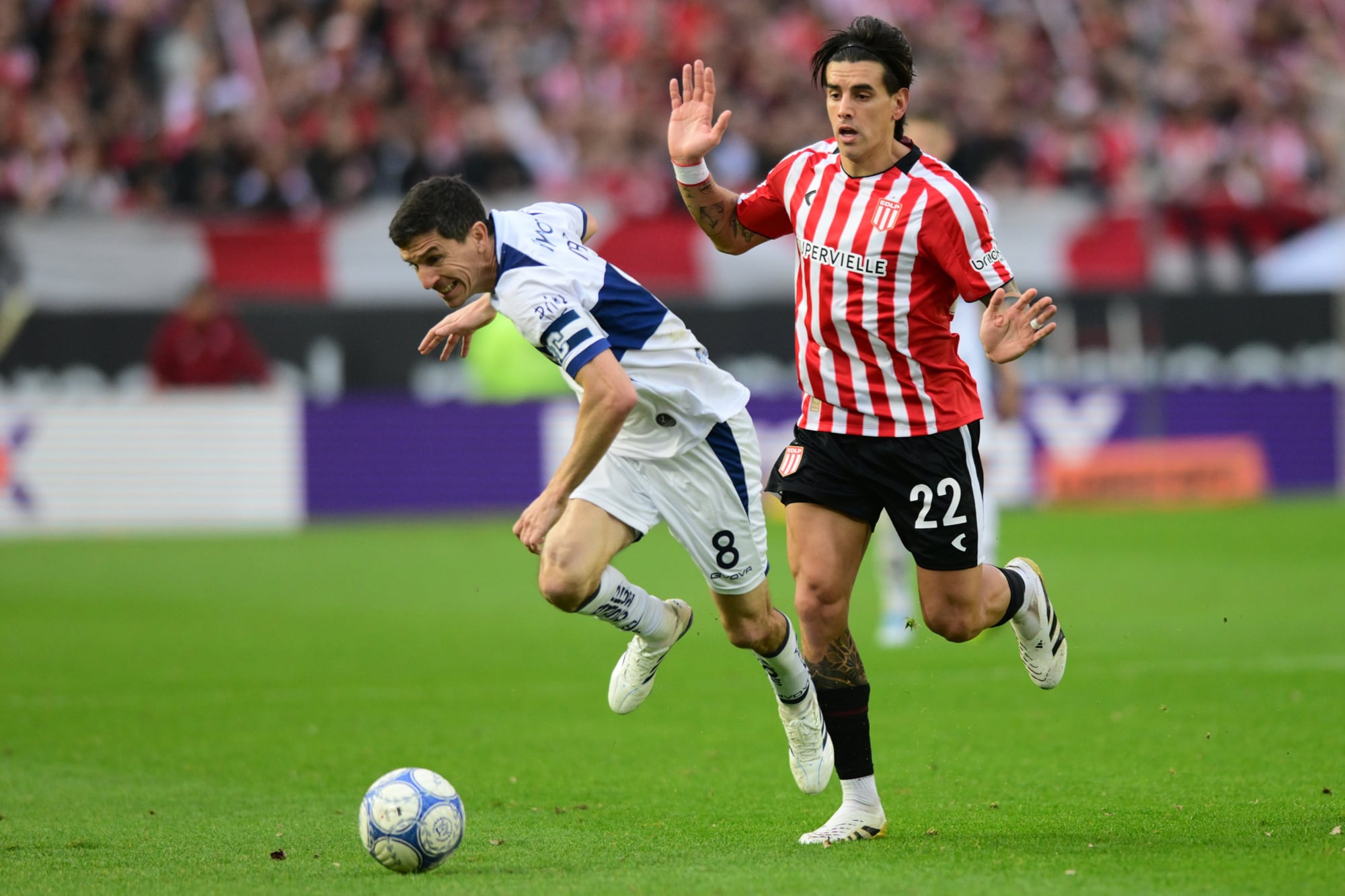 Alexis Castro frente a Ignacio Fernández; el exTigre marcó el 4-0, Nacho había sido lo mejor del Lobo