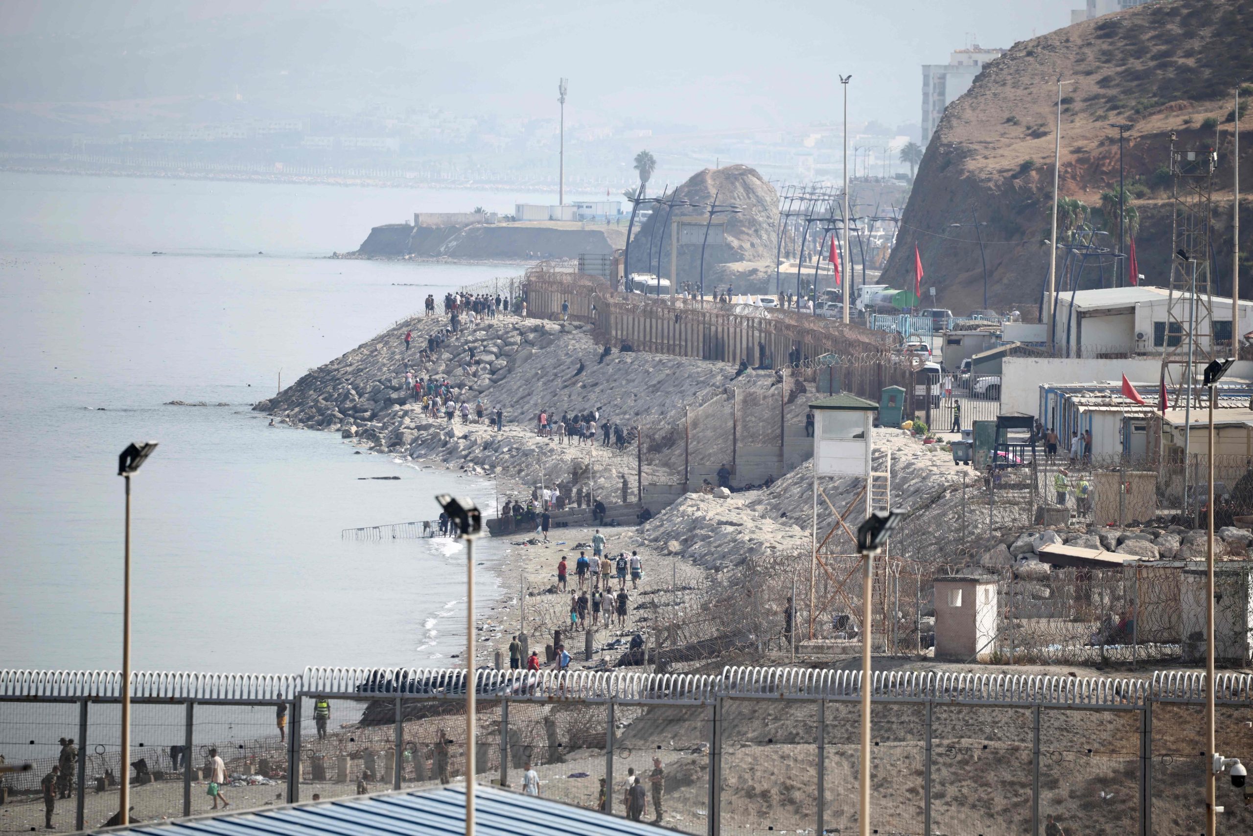 Una imagen actual de la frontera entre Ceuta y Marruecos (Photo by Henry NICHOLLS / AFP)