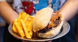 Avenida Corrientes: dónde comer antes o después del teatro para no caer en la clásica pizza