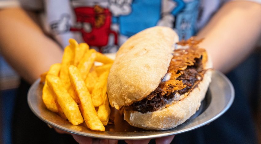 Avenida Corrientes: dónde comer antes o después del teatro para no caer en la clásica pizza